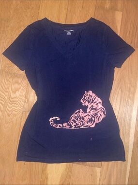 Amazon Essentials Navy Blue Short Sleeve V-Neck Tee with Tiger Graphic— hand dye